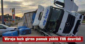 TIR’DAN DÜŞEN PAMUKLAR PARK HALİNDEKİ OTOMOBİLE ZARAR VERDİ