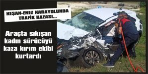 MİDİBÜS İLE OTOMOBİL ÇARPIŞTI