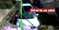 OTOMOBİL 1,5 METRELİK ÇUKURA DÜŞTÜ