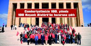 İŞ ADAMI TURGAY TARHAN VE SARDOS İŞBİRLİĞİNDE 100 KEŞANLI VATANDAŞ ANITKABİR’İ ZİYARET ETTİ