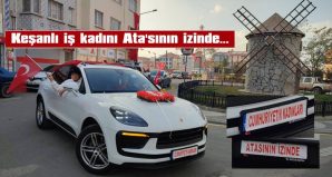 YÜRÜYÜŞE “CUMHURİYET KADINLARI ATASININ İZİNDE” YAZILI OTOMOBİLİ İLE KATILDI