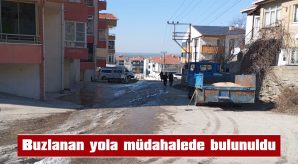 AKAN SUYUN ÖNÜ KESİLDİ, BUZLANAN YOLA TUZ ATILDI