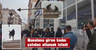 EŞİNİ KUCAĞINA ALARAK ÇATIDAN İNDİRDİ